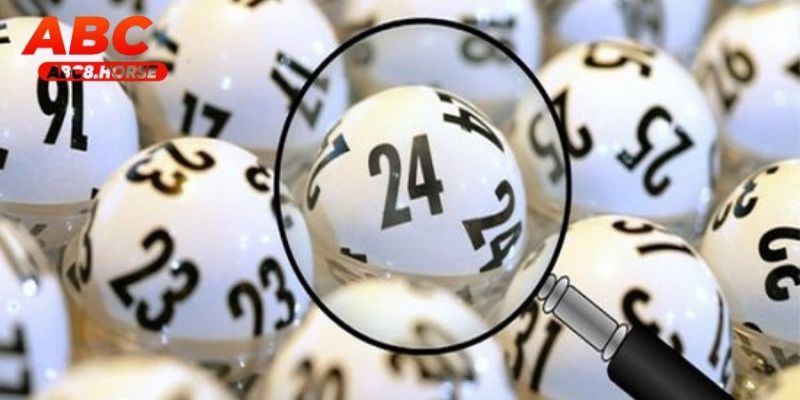 Người chơi theo dõi bảng kết quả xổ số ABC8 trên điện thoại